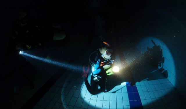  Plongée sous-marine de nuit